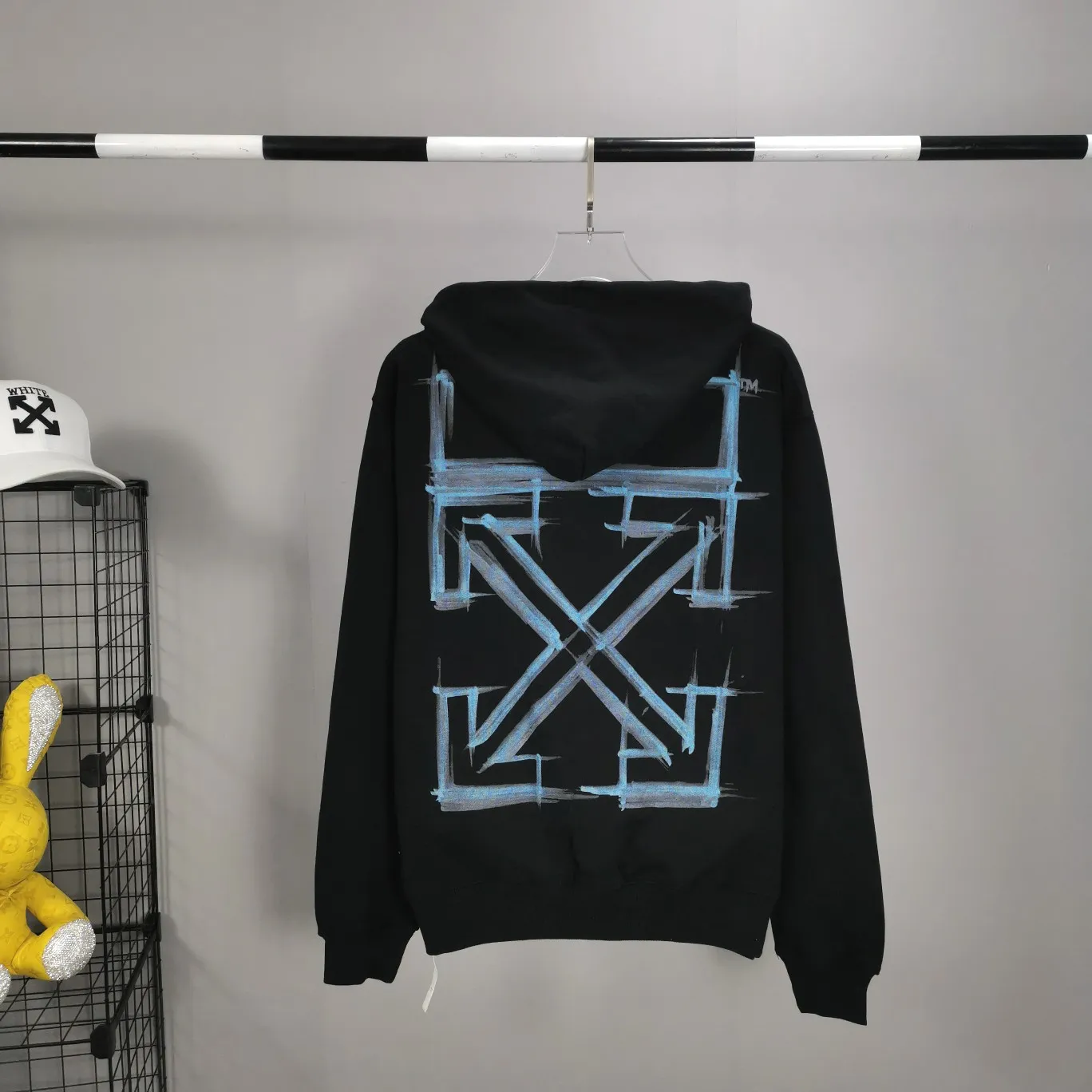 Top tested version 2022OFF OW WHITE new blue chalk marker depicting arrows loose trendy brand men's and women's casual autumn and winter hoodies and sweatshirts. Take a look at the enlarged details of this model. The printing is like a chalk drawing, and the image is realistic. The printing uses Kornit digital direct inkjet printing, which adds particle direct inkjet printing. So it looks like chalk. But don’t worry about the anchorage of the printing, it will never fall off. Backwash and sun-resistant, machine washable without stress. Absoluteness distinguishes the offset printing on the market, which is perfunctory and cannot restore the texture of pink and ink at all! The side hems are initially folded, please pay attention! The fabric is made of 480 combed pure cotton terry, which has a full drape. Customized collar label, washed, hang tag. Color: Black Size: XS-L P:390